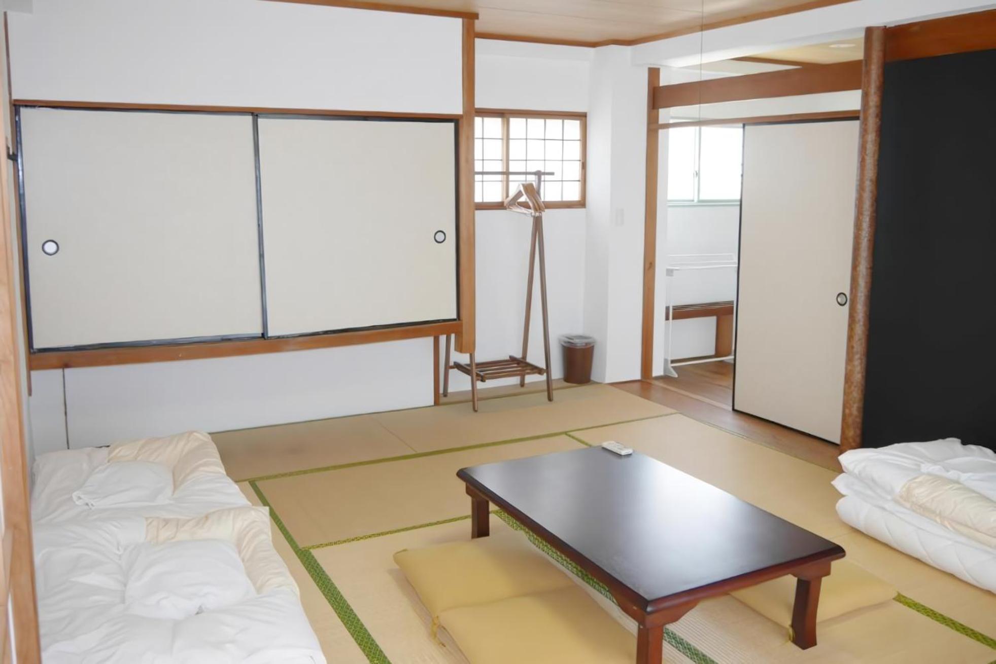 J-Hoppers Lake Biwa Guesthouse Ōtsu Rum bild
