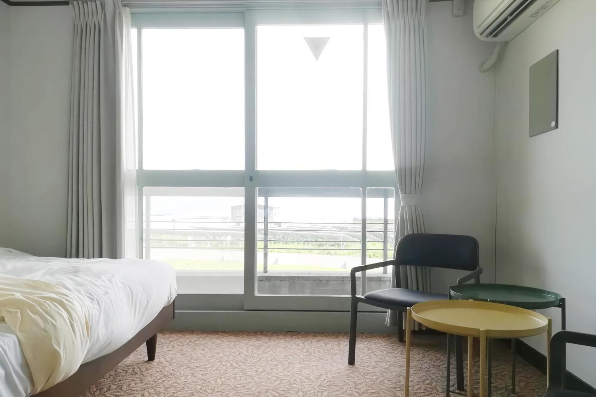 J-Hoppers Lake Biwa Guesthouse Ōtsu Rum bild